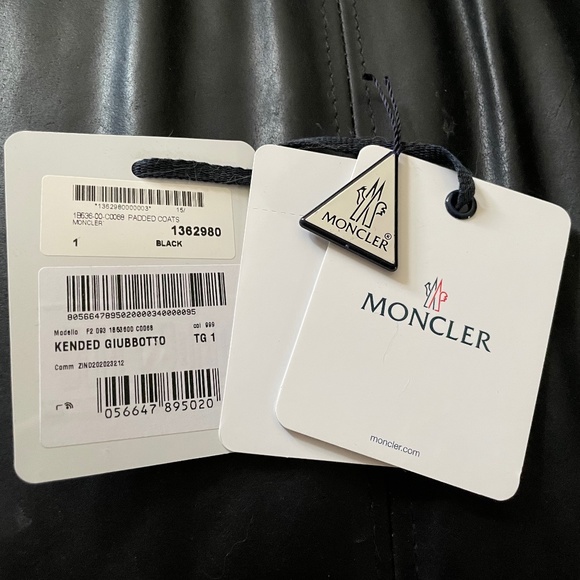 EMT 700 100% Authentic Moncler Down Coat with a detachable real fur collar - Picture 11 of 11